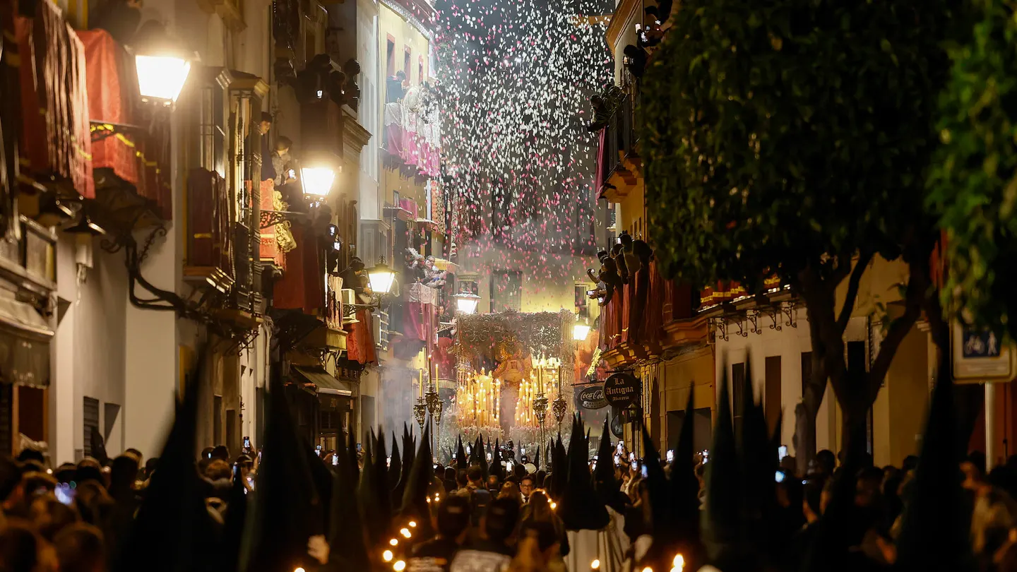 La Virgen Esperanza de Triana de la Hermandad Sacramental del Stmo. Cristo de la Tres Caídas y Nuestra Señora de la Esperanza La Virgen Esperanza de Triana de la Hermandad Sacramental del Stmo. Cristo de la Tres Caídas y Nuestra Señora de la Esperanza