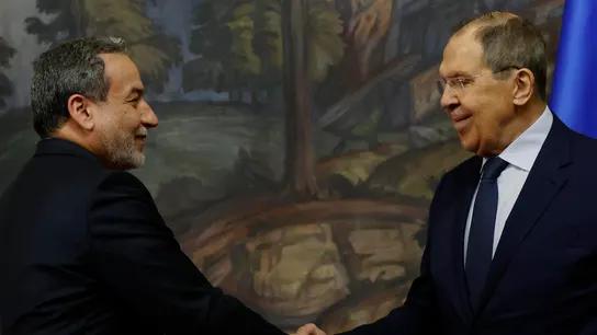 Saludo entre el ministro exterior ruso, Sergei Lavrov, y su homólogo iraní, Abás Araqchí Saludo entre el ministro exterior ruso, Sergei Lavrov, y su homólogo iraní, Abás Araqchí