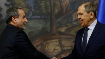 Saludo entre el ministro exterior ruso, Sergei Lavrov, y su hom&oacute;logo iran&iacute;, Ab&aacute;s Araqch&iacute;
