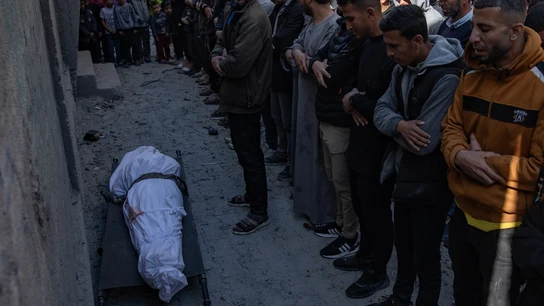 Palestinos rezan ante el cuerpo de un miembro de la familia Maqdad (Nasawi), muerto en un ataque aéreo israelí. Palestinos rezan ante el cuerpo de un miembro de la familia Maqdad (Nasawi), muerto en un ataque aéreo israelí.