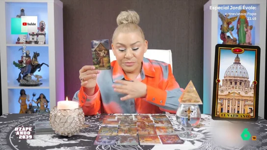 La vidente Vieira Psíquica adivina quién será el nuevo papa y luego se atraganta Vieira Psíquica es una pitonisa que en su programa en directo preguntó a las cartas del tarot quién será el próximo papa. Sin embargo, las fuerzas sobrenaturales le juegan una 'oportuna' mala pasada.