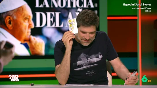 Nacho García se mete a pitoniso y predice cuál será el Euromillones de hoy: "El primer número, como el Trivial" Nacho García es vidente y no lo sabíamos. Para demostrarlo, saca su baraja del tarot y pregunta a las cartas por el número premiado de esta noche en Euromillones. El resultado de su predicción, en este vídeo.