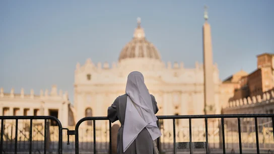 Una monja, frente a la basílica de San Pedro, en el Vaticano, el día después de la muerte del papa Francisco Una monja, frente a la basílica de San Pedro, en el Vaticano, el día después de la muerte del papa Francisco