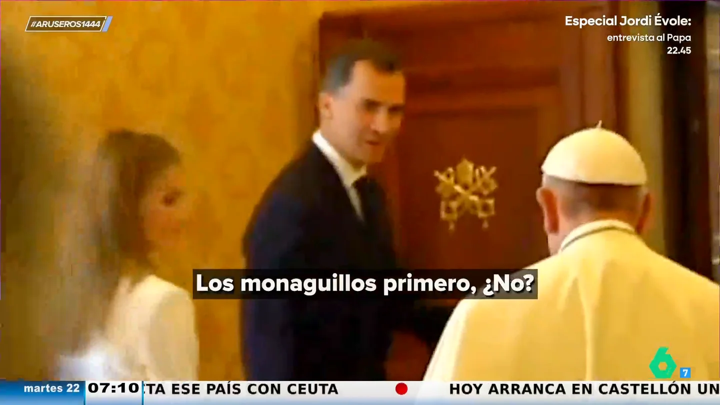 La broma del rey Felipe al papa Francisco delante de la reina Letizia: "¿Te lo contó tu padre?" La broma del rey Felipe al papa Francisco delante de la reina Letizia: "¿Te lo contó tu padre?"