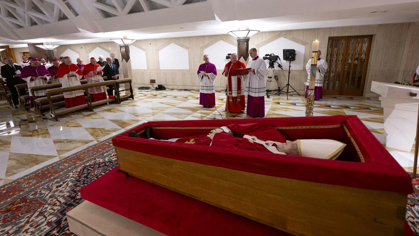 El cuerpo del papa Francisco yace en su ataúd, situado en la residencia de Santa Marta, en el Vaticano. El cuerpo del papa Francisco yace en su ataúd, situado en la residencia de Santa Marta, en el Vaticano.