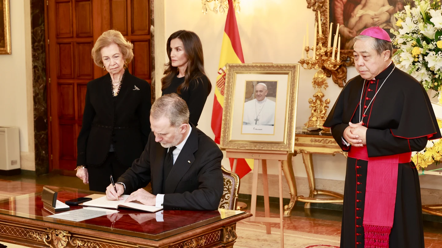 Los reyes Felipe y Letizia y doña Sofía han expresado este martes el "recuerdo más sentido a la figura y personalidad irrepetibles" del papa Francisco. Los reyes Felipe y Letizia y doña Sofía han expresado este martes el "recuerdo más sentido a la figura y personalidad irrepetibles" del papa Francisco.