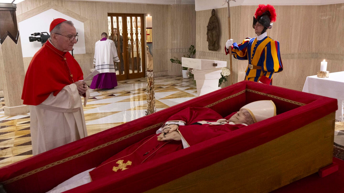 Imagen del papa Francisco en su f&eacute;retro en la capilla de Santa Marta
