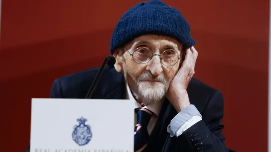 Álvaro Pombo, Premio Cervantes 2024, no podrá asistir a recoger su premio por problemas de salud Imagen del escritor santanderino Álvaro Pombo en 2024, durante la rueda de prensa después de que el jurado del Premio Cervantes haya decidido otorgarle el galardón correspondiente a 2024.