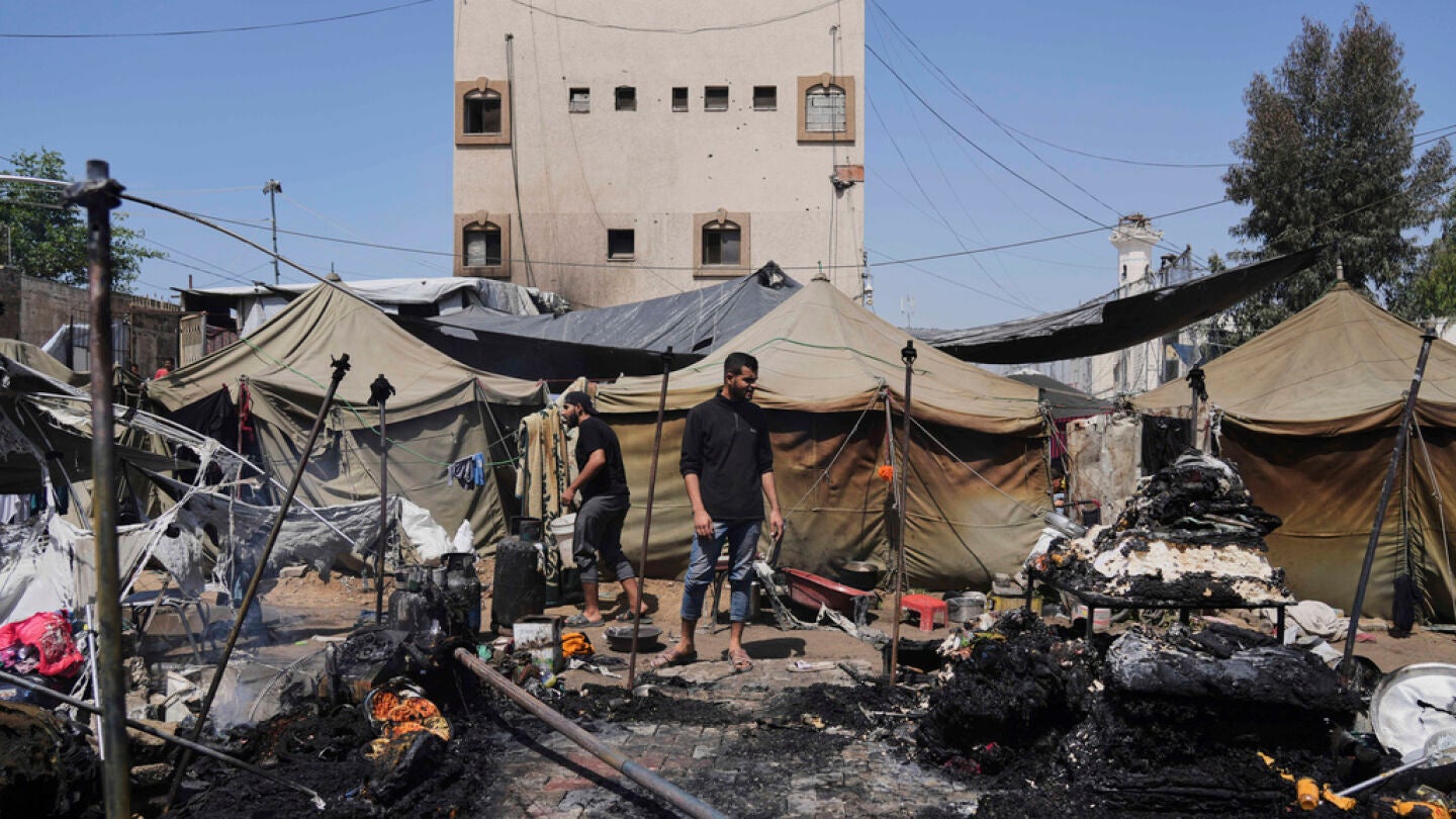 Dos hombres palestinos revisan una zona derruida tras el ataque de Israel en la ciudad de Gaza el 21 de abril de 2025.