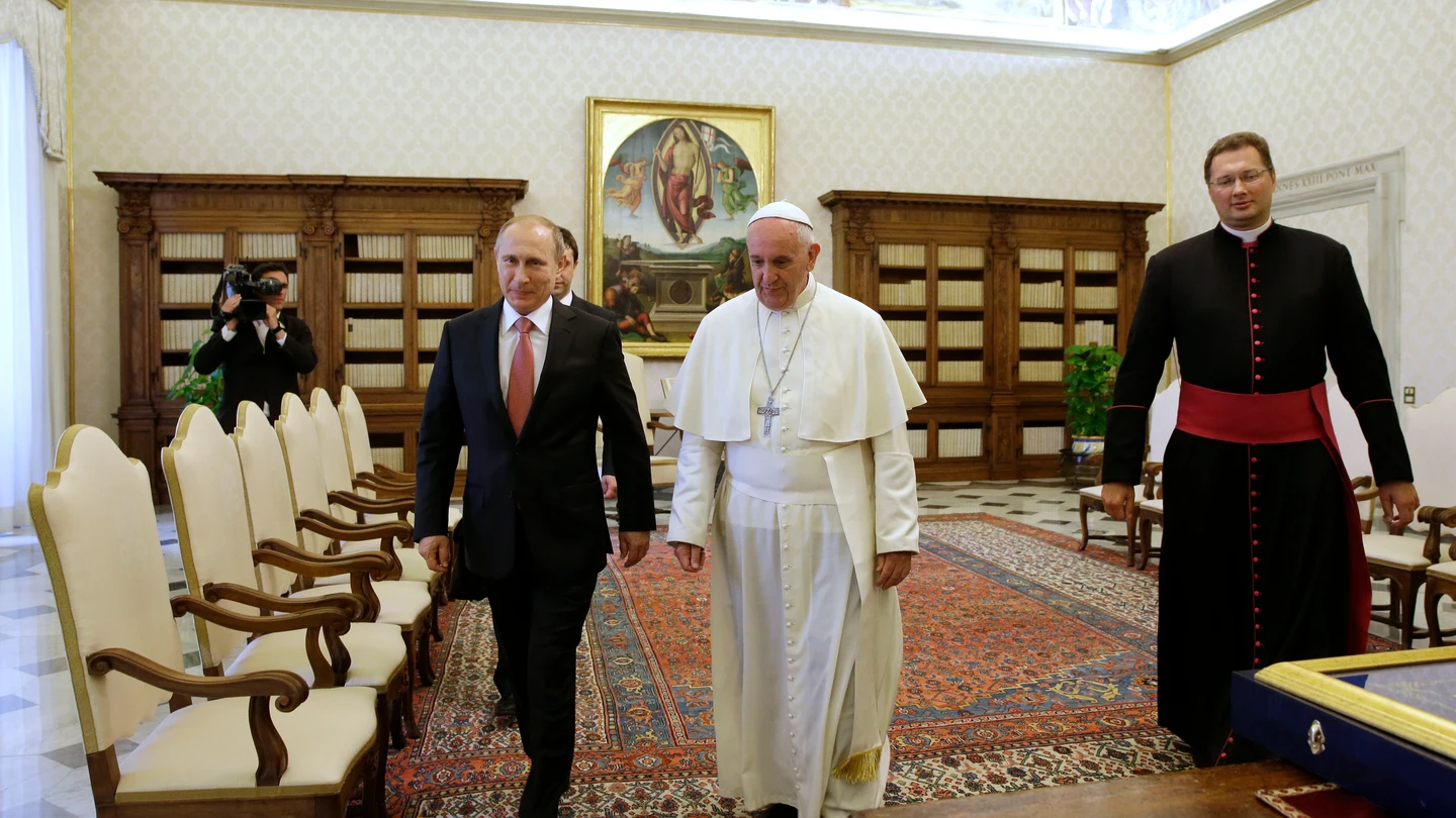 Vladímir Putin, junto al papa Francisco en una audiencia privada en el Vaticano en junio de 2015 Vladímir Putin, junto al papa Francisco en una audiencia privada en el Vaticano en junio de 2015