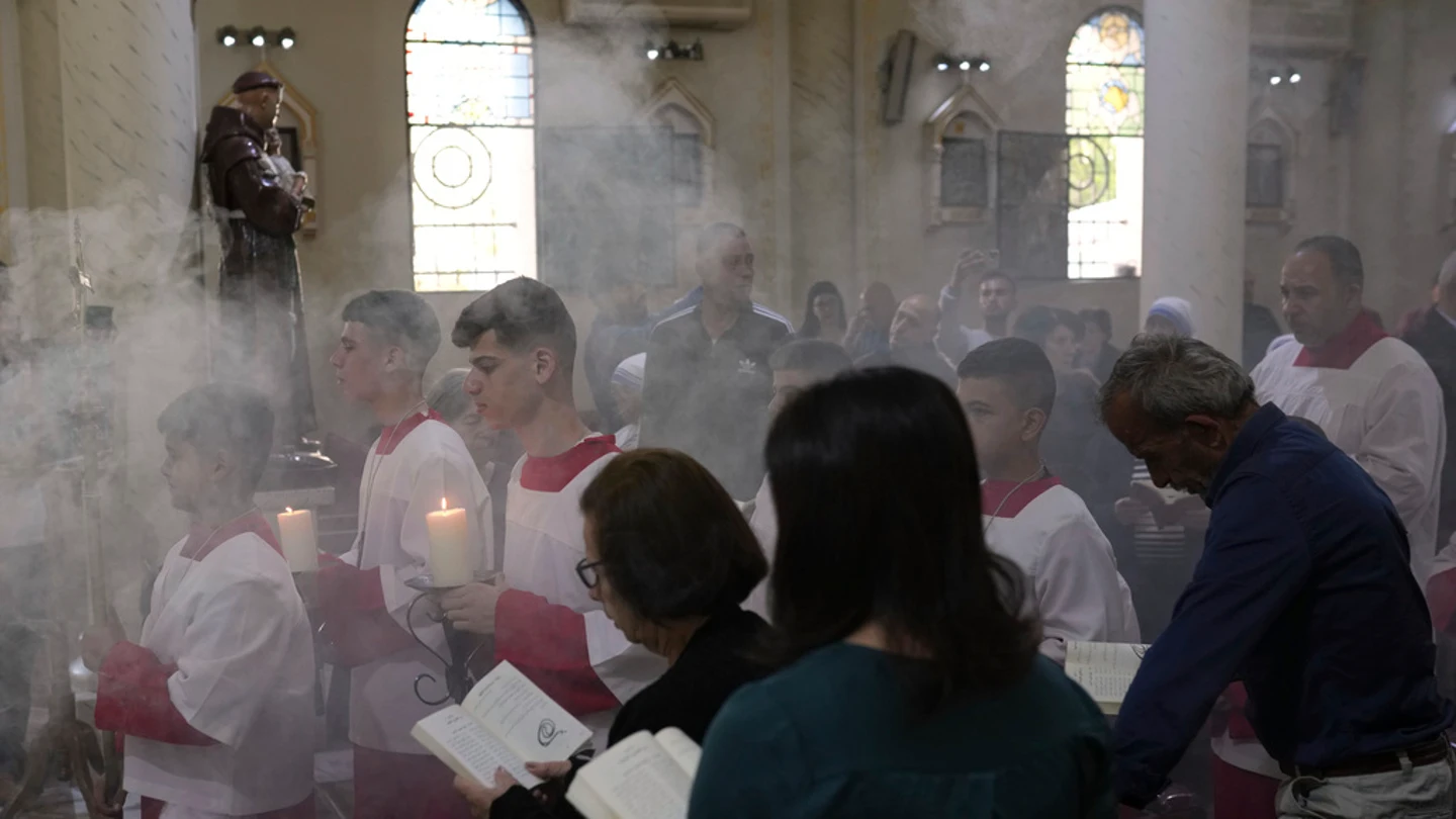 Cristianos palestinos rezan en Gaza tras la muerte del papa Francisco. Cristianos palestinos rezan en la Iglesia de la Sagrada Familia de Gaza. tras la muerte del papa Francisco.