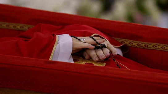 Rosario entrelazado en las manos del papa, que yace en su ataúd tras su muerte este lunes. Rosario entrelazado en las manos del papa, que yace en su ataúd tras su muerte este lunes.