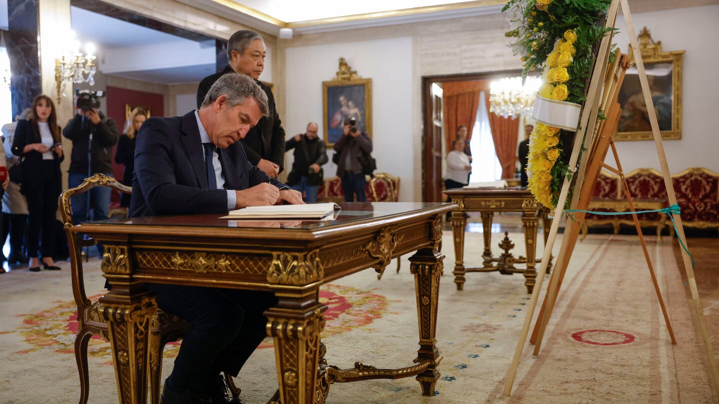 El líder del PP, Alberto Núñez Feijóo, firma en el libro de condolencias por la muerte del papa Francisco. 