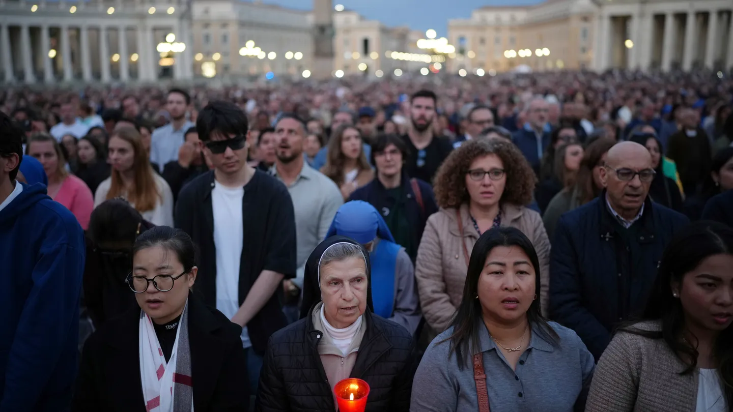 Miles de personas rezando en la plaza de San Pedro en el Vaticano el día de la muerte de papa Francisco Miles de personas rezando en la plaza de San Pedro en el Vaticano el día de la muerte de papa Francisco
