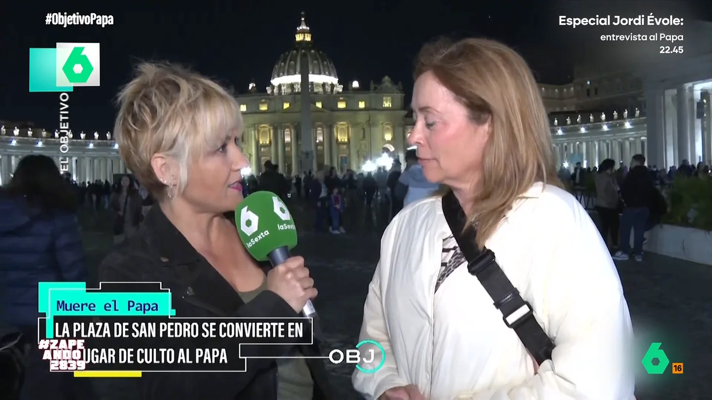 Cristina Pardo entrevista a una mujer que ha estado presente en dos muertes papales: "Hay satánicos que la quieren canonizar" La periodista pudo charlar con una turista que se encontraba en la plaza de San Pedro de Ciudad del Vaticano. La turista explicó a Pardo que dos de sus visitas a Roma habían coincido con el fallecimiento de un pontífice.