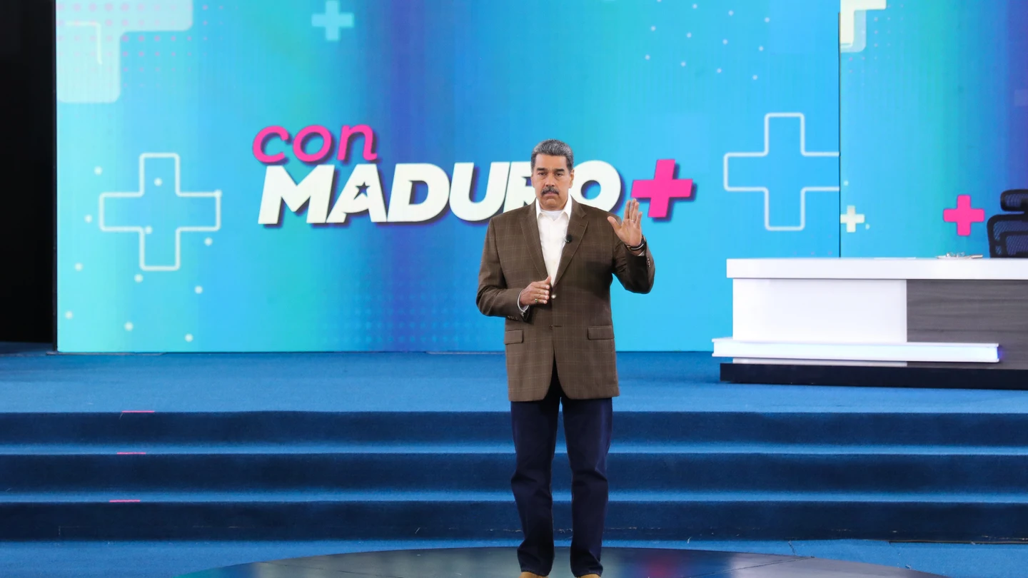 Fotografía cedida por Prensa del Palacio de Miraflores donde se observa a Nicolás Maduro en su programa semanal de televisión Fotografía cedida por Prensa del Palacio de Miraflores donde se observa a Nicolás Maduro en su programa semanal de televisión