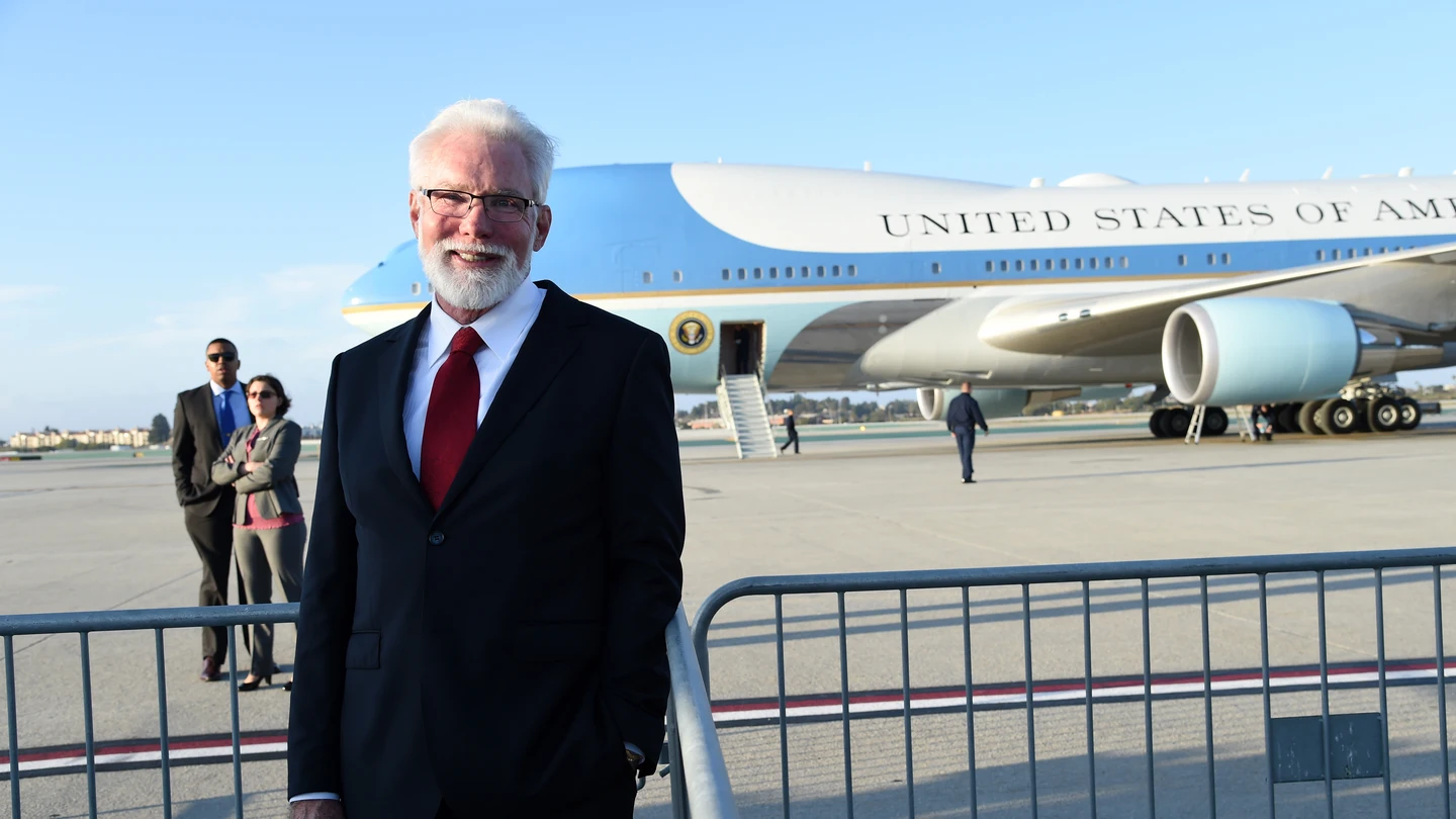 R. Rex Parris, alcalde de Lancaster (California), con el avión presidencial de Donald Trump R. Rex Parris, alcalde de Lancaster (California), con el avión presidencial de Donald Trump