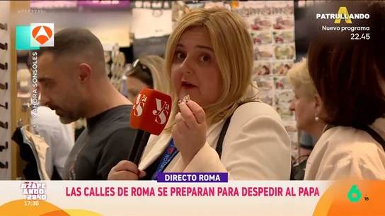 El divertido acento italiano de Pilar Vidal en su crónica desde el Vaticano: "Aquí te mimetizas, se te pega" Pilar Vidal es la enviada especial de 'Y ahora Sonsoles' en el Vaticano y su crónica ha dejado divertidos momentos que Zapeando analiza en este vídeo.