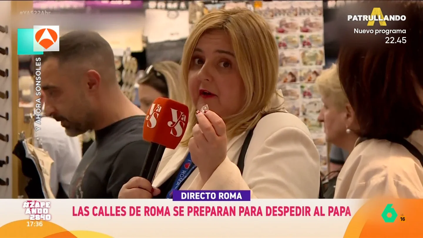 El divertido acento italiano de Pilar Vidal en su crónica desde el Vaticano: "Aquí te mimetizas, se te pega" Pilar Vidal es la enviada especial de 'Y ahora Sonsoles' en el Vaticano y su crónica ha dejado divertidos momentos que Zapeando analiza en este vídeo.