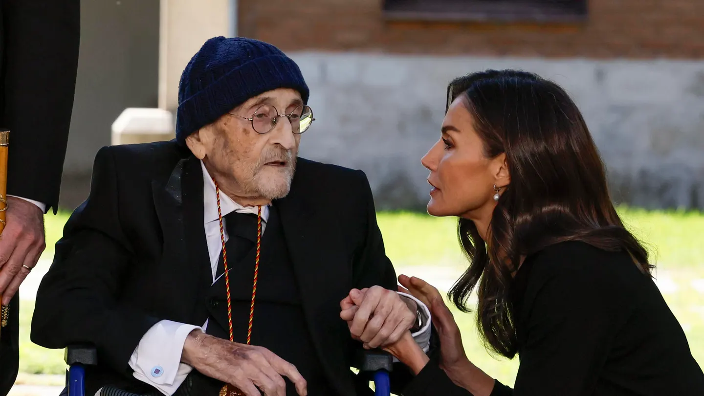 El escritor Álvaro Pombo posa junto a la reina Letizia tras recibir su Premio Cervantes 2024. El escritor Álvaro Pombo posa junto a la reina Letizia tras recibir su Premio Cervantes 2024.
