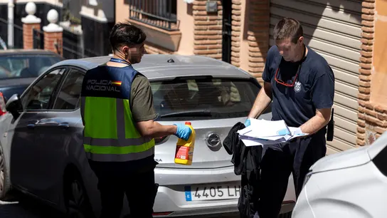 Varios miembros de la Policía Nacional salen de la vivienda donde se ha hallado el cadáver. Varios miembros de la Policía Nacional salen de la vivienda donde se ha hallado el cadáver.