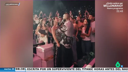 El romántico momento en el que Maluma canta en directo a su mujer 'ADMV' en pleno concierto El romántico momento en el que Maluma canta en directo a su mujer 'ADMV' en pleno concierto