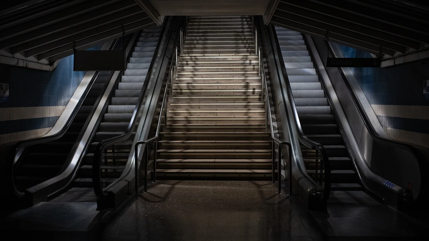 Unas escaleras del Metro de Madrid, durante el apagón masivo en España Unas escaleras del Metro de Madrid, durante el apagón masivo en España