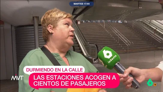 El enfado de una mujer tras pasar la noche en Atocha: "Nos echaron a la calle y hasta las 10 de la noche no volvimos a entrar" Miles de viajeros tuvieron que pasar la noche en las más de 30 estaciones que ADIF habilitó para ello. "Afortunadamente ya se han ido ubicando más de 13.000 viajaros", cuenta María Lamela.