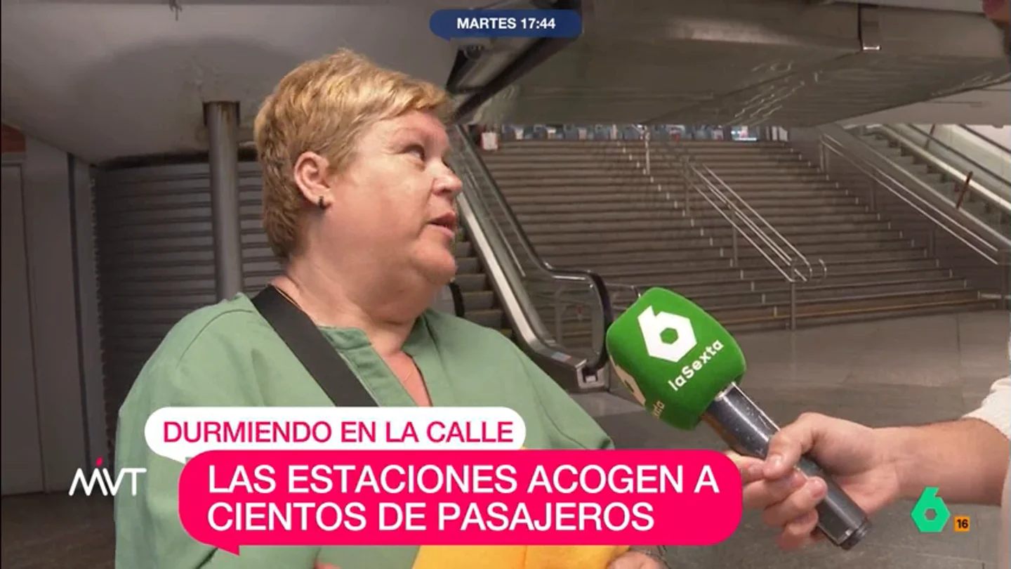 El enfado de una mujer tras pasar la noche en Atocha: "Nos echaron a la calle y hasta las 10 de la noche no volvimos a entrar" Miles de viajeros tuvieron que pasar la noche en las más de 30 estaciones que ADIF habilitó para ello. "Afortunadamente ya se han ido ubicando más de 13.000 viajaros", cuenta María Lamela.