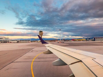 Avi&oacute;n en el aeropuerto y torre de control