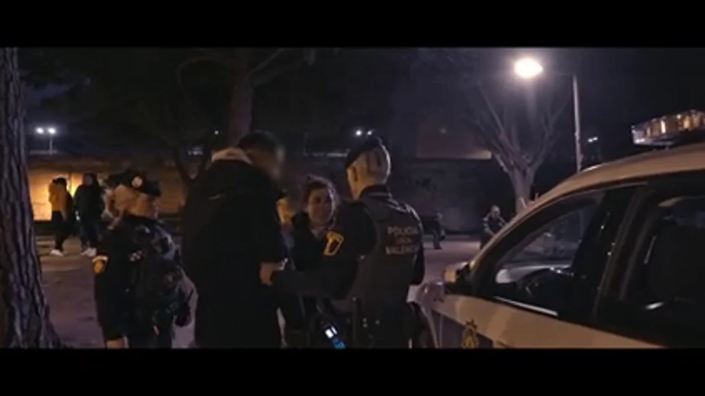 Cazan a un drogadicto husmeando el coche del programa Apatrullando en plena operación policial Cazan a un drogadicto husmeando el coche del programa Apatrullando en plena operación policial