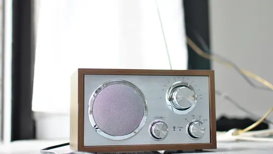 Una radio a pilas o con batería que no requiera de electricidad, esencial en un apagón Una radio a pilas o con batería que no requiera de electricidad, esencial en un apagón