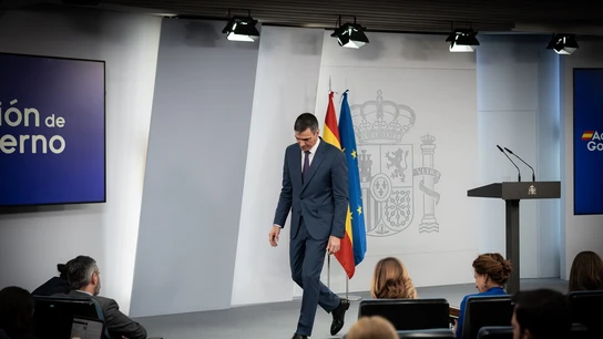 El presidente del Gobierno, Pedro Sánchez, tras su comparecencia ante los medios, en el Palacio de la Moncloa, a 29 de abril de 2025, en Madrid (España). Tanto en la reunión del Consejo de Seguridad Nacional como en el Consejo de Ministros se ha abordado con exclusividad la situación creada por el apagón masivo que afectó este lunes a la Península Ibérica. Por ello se realizará una nueva reunión del leer más Consejo de Ministros, mañana miércoles 30 de abril, para abordar los asuntos ordinarios previstos inicialmente, como la aprobación de la reducción de la jornada laboral a 37,5 horas semanales para que comience su trámite parlamentario. Fecha: 29/04/2025. El presidente del Gobierno, Pedro Sánchez, tras su comparecencia ante los medios, en el Palacio de la Moncloa, a 29 de abril de 2025, en Madrid (España). Tanto en la reunión del Consejo de Seguridad Nacional como en el Consejo de Ministros se ha abordado con exclusividad la situación creada por el apagón masivo que afectó este lunes a la Península Ibérica. Por ello se realizará una nueva reunión del leer más Consejo de Ministros, mañana miércoles 30 de abril, para abordar los asuntos ordinarios previstos inicialmente, como la aprobación de la reducción de la jornada laboral a 37,5 horas semanales para que comience su trámite parlamentario. Fecha: 29/04/2025.