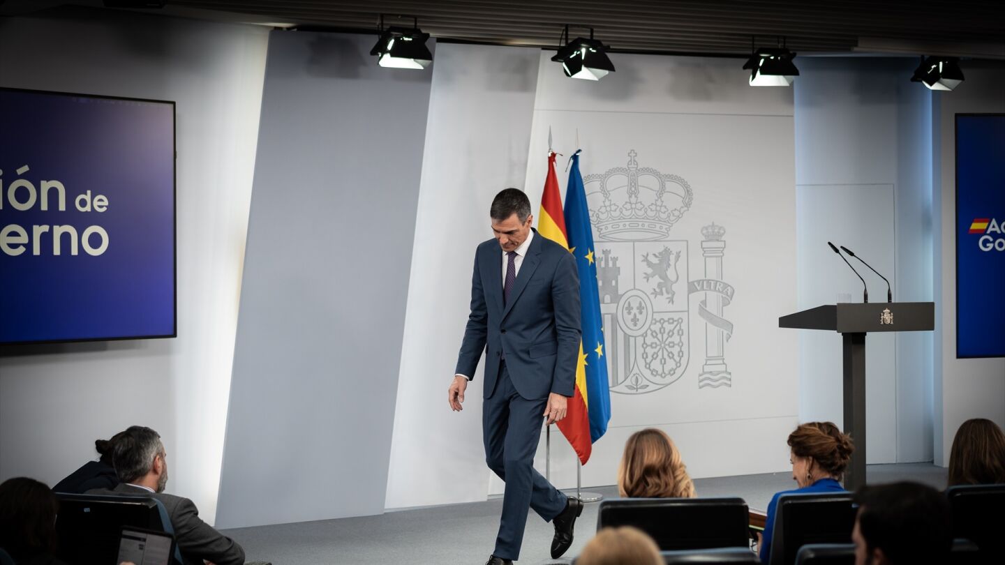 El presidente del Gobierno, Pedro Sánchez, tras su comparecencia ante los medios, en el Palacio de la Moncloa, a 29 de abril de 2025, en Madrid (España). Tanto en la reunión del Consejo de Seguridad Nacional como en el Consejo de Ministros se ha abordado con exclusividad la situación creada por el apagón masivo que afectó este lunes a la Península Ibérica. Por ello se realizará una nueva reunión del leer más Consejo de Ministros, mañana miércoles 30 de abril, para abordar los asuntos ordinarios previstos inicialmente, como la aprobación de la reducción de la jornada laboral a 37,5 horas semanales para que comience su trámite parlamentario. Fecha: 29/04/2025. 