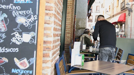 Un camarero durante su jornada laboral, a 15 de abril de 2025, en Madrid (España). Un camarero durante su jornada laboral, a 15 de abril de 2025, en Madrid (España).