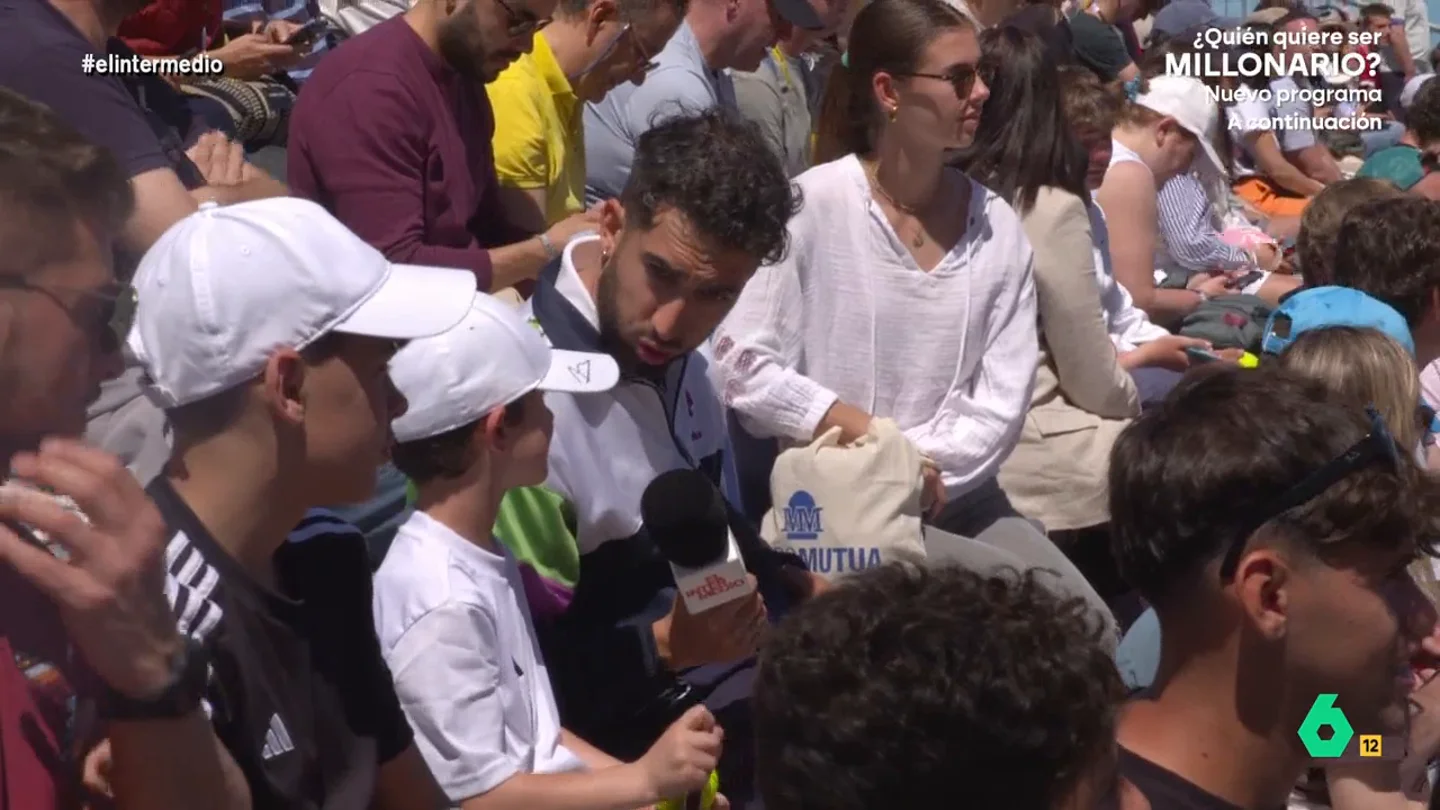 Un niño afirma que Isma Juárez es su segundo tenista favorito: "Luis está conmigo" El reportero asiste al entrenamiento del tenista ruso Daniil Medvédev para intentar jugar contra él y así "vengar a su amigo Novak Djokovic". Descubre si consigue su objetivo en el vídeo principal.