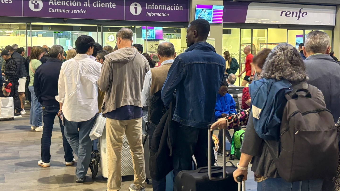 Pasajeros hacen cola en la estación de Santa Justa en Sevilla esta mañana, esperando poder coger un tren para llegar a sus destinos. Pasajeros hacen cola en la estación de Santa Justa en Sevilla esta mañana, esperando poder coger un tren para llegar a sus destinos.