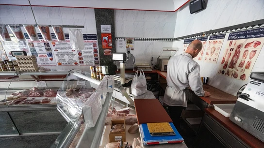 Muchas de las carnicerías han tenido que tirar sus productos debido al apagón. Funcionamiento de una carnicería durante el apagón que ha dejado a España sin suministro eléctrico, a 28 de abril de 2025, en Burgos, Castilla y León (España).