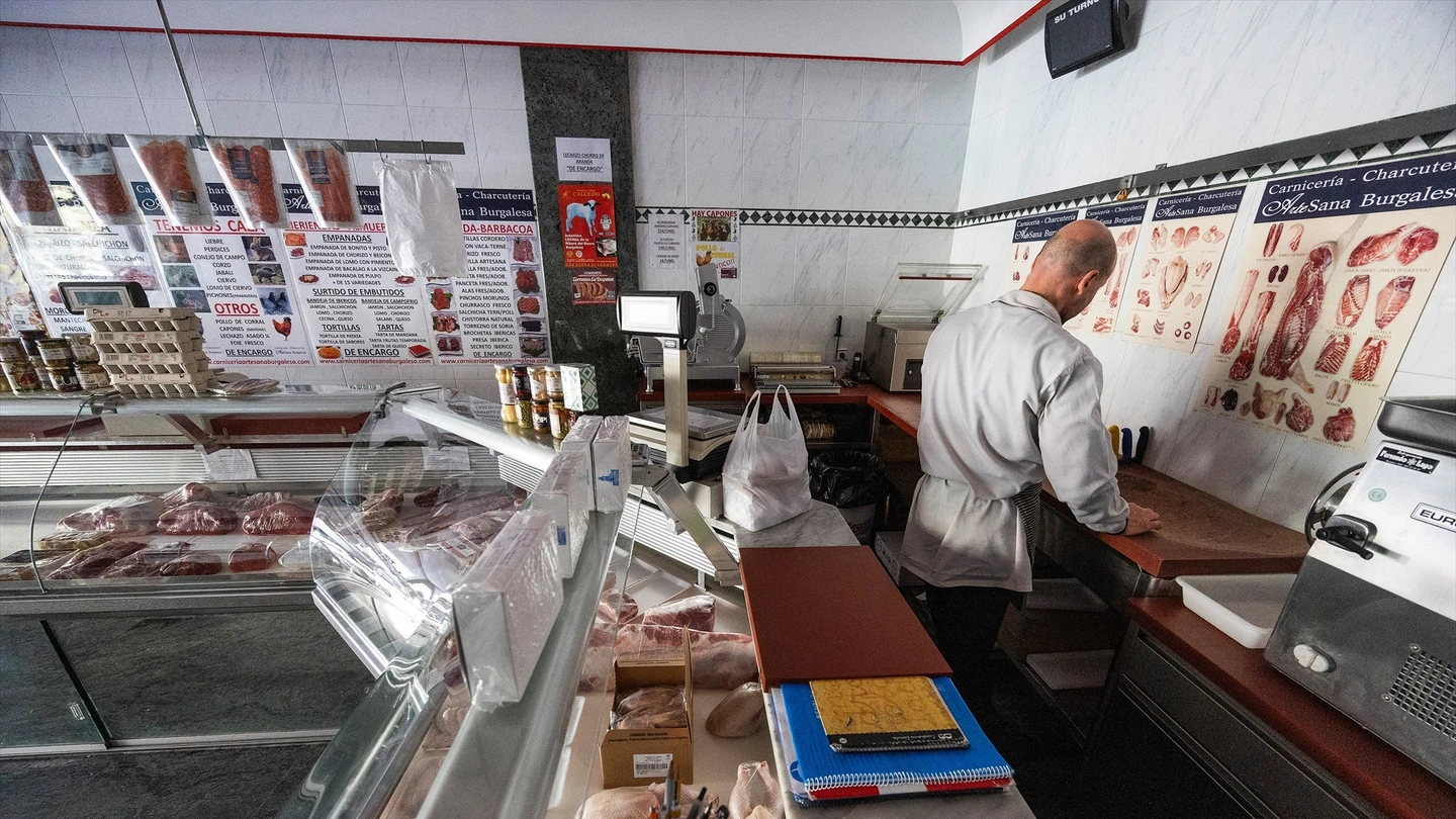 Muchas de las carnicerías han tenido que tirar sus productos debido al apagón. Funcionamiento de una carnicería durante el apagón que ha dejado a España sin suministro eléctrico, a 28 de abril de 2025, en Burgos, Castilla y León (España).