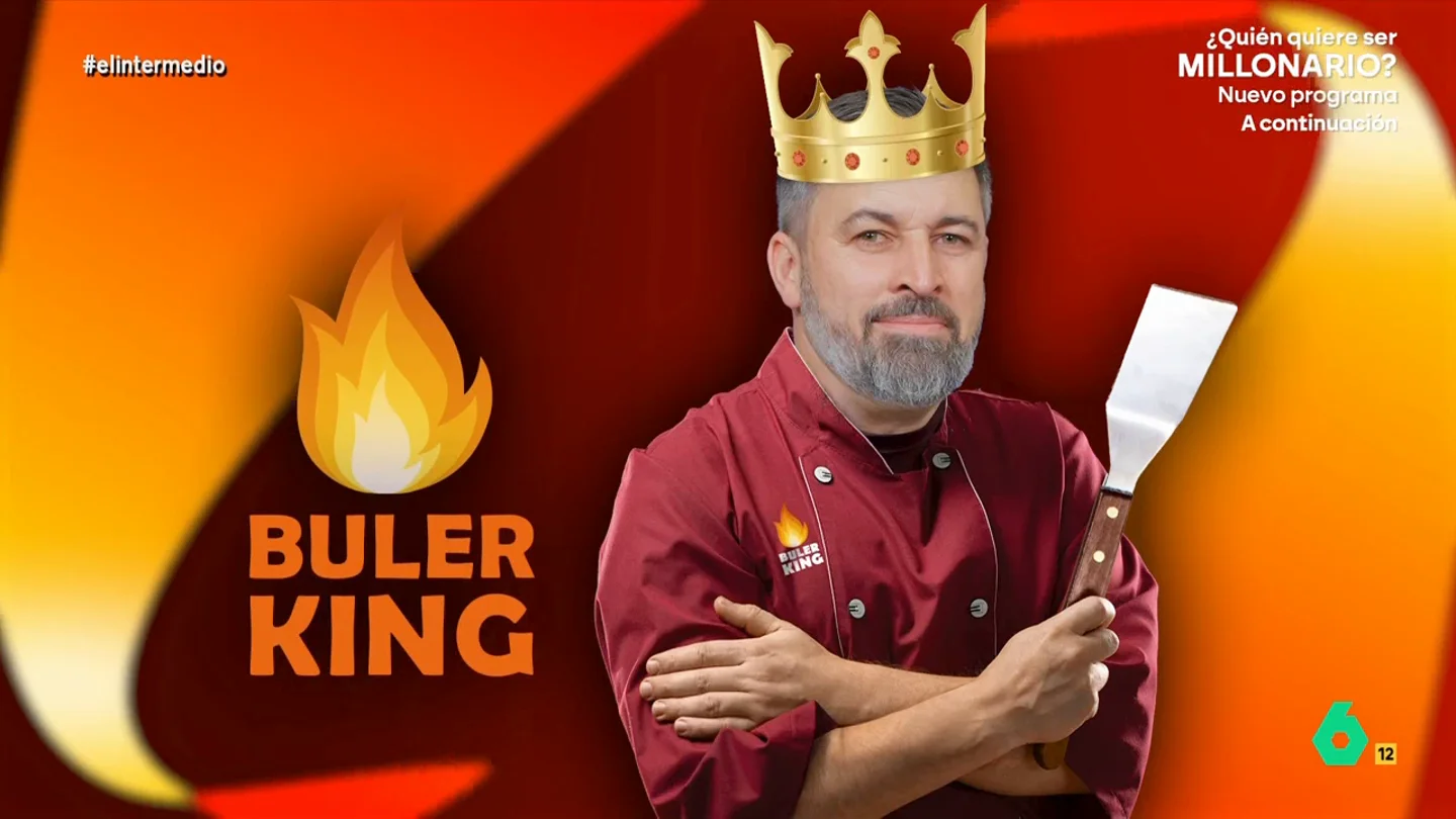El Intermedio corona a Santiago Abascal como el 'Buler King': "Tiene un futuro brillante, hasta podría presentar 'Masterfake'" El Gran Wyoming repasa todos los bulos que ha lanzado el líder del Vox al hablar de las posibles causas del apagón. Abascal, entre otras cosas, ha acusado al gobierno de llevar España "al caos".