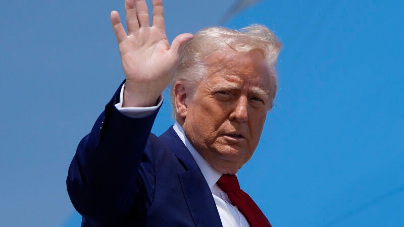 El presidente de Estados Unidos (EEUU), Donald Trump, embarcando en el Air Force One, este martes.