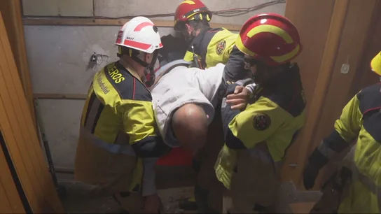 Cinco horas atrapado a oscuras: rescatan a un hombre con un butrón tras el gran apagón  Cinco horas atrapado a oscuras: rescatan a un hombre con un butrón tras el gran apagón