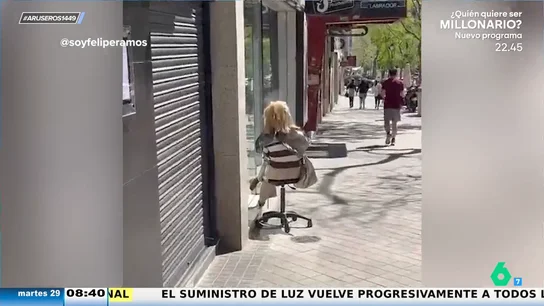 La imagen viral de una mujer secándose el tinte al sol en plena calle durante el apagón La imagen viral de una mujer secándose el tinte al sol en plena calle durante el apagón