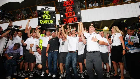 La escudería Brawn GP celebra la consecución del Campeonato Mundial de Pilotos y Campeonato de Constructores La escudería Brawn GP celebra la consecución del Campeonato Mundial de Pilotos y Campeonato de Constructores