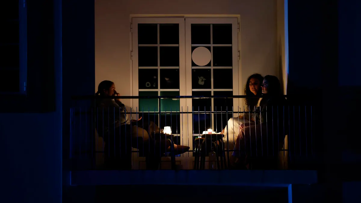 Personas durante el apagón