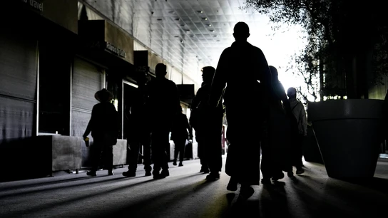 La gente camina por la Caja Mágica tras el apagón sufrido en España La gente camina por la Caja Mágica tras el apagón sufrido en España