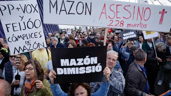 Manifestantes a las puertas de la cena del Partido Popular Europeo (PPE), este martes en Valencia. Manifestantes a las puertas de la cena del Partido Popular Europeo (PPE), este martes en Valencia.
