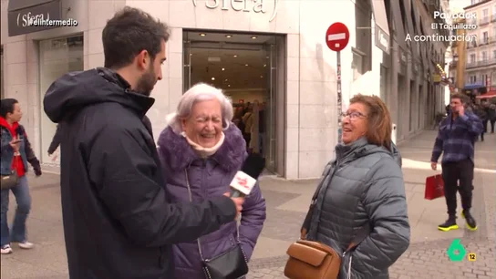 El ataque de risa de una señora cuando su amiga desvela su nombre a Isma Juárez: "¡Fíjate, qué mamarracha!" El reportero salía a la calle para saber si es verdad que los padres tienen un hijo favorito. El reportero conversaba, en este reportaje que recupera El Intermedio, con padres e hijos. Descubre sus respuestas en el vídeo principal.