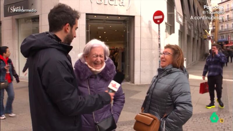 El ataque de risa de una señora cuando su amiga desvela su nombre a Isma Juárez: "¡Fíjate, qué mamarracha!"