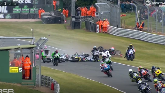 Accidente brutal en el campeonato de Superbikes de Gran Bretaña Accidente brutal en el campeonato de Superbikes de Gran Bretaña